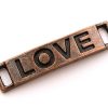 Kopparpläterad connecter med texten LOVE