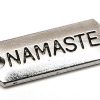Antiksilver budskapsberlock, NAMASTE